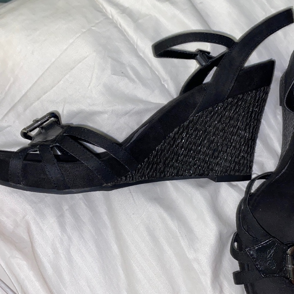 aerosoles black wedge heels with buckle